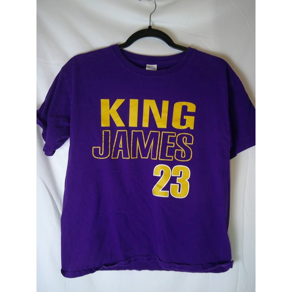 Gildan King James 23 LeBron James Basketball Graphic T-Shirt Purple Youth XL